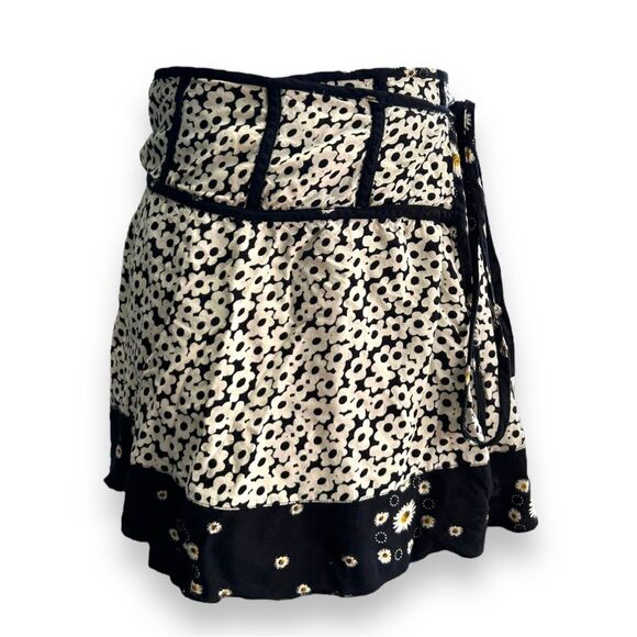 Urban Outfitters Daisy Floral Print Mini Wrap Skirt Y2K Spring Summer S - Picture 1 of 7